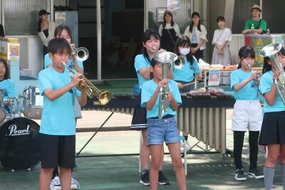 PTA夏祭りに、金管クラブの演奏を行いました。今年度の曲は、「名探偵コナン　メインテーマ」でした。